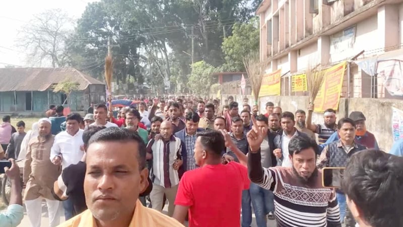 সাংবাদিক ইলিয়াসের বিরুদ্ধে ঝাড়ু মিছিল